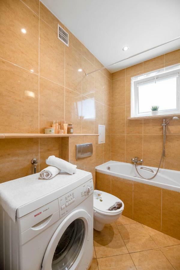 Apartament Goka Like It Apartamento Varsovia Exterior foto